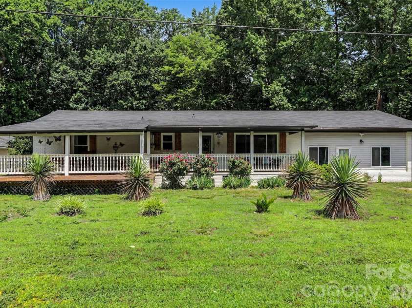 1306 Mooresville Road, Kannapolis, NC 28081.  MLS# CAR4397473, YatesRealty ID 33754. Charming ranch
