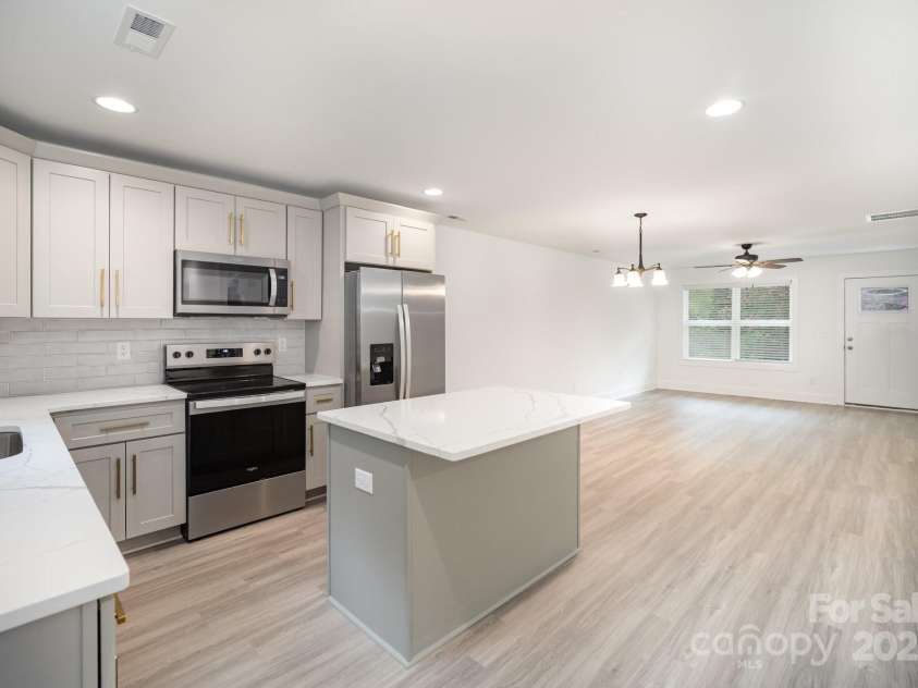 309 B Oakdale Avenue, Kannapolis, NC 28083.  MLS# CAR4287743, YatesRealty ID 33756. 