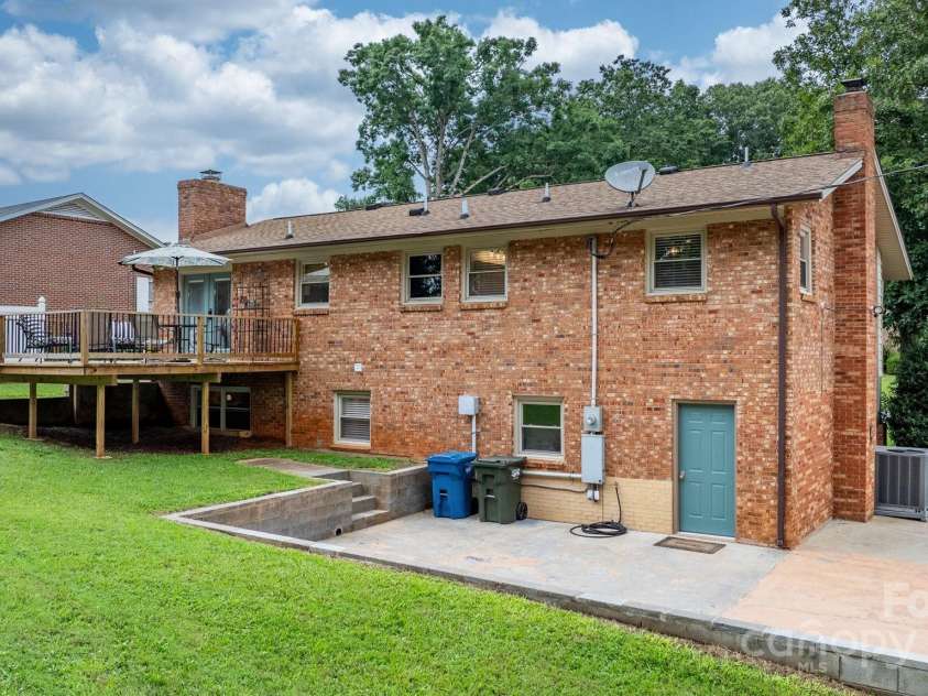 848 7th Street, Hickory, NC 28602.  MLS# CAR4293989, YatesRealty ID 33759. 