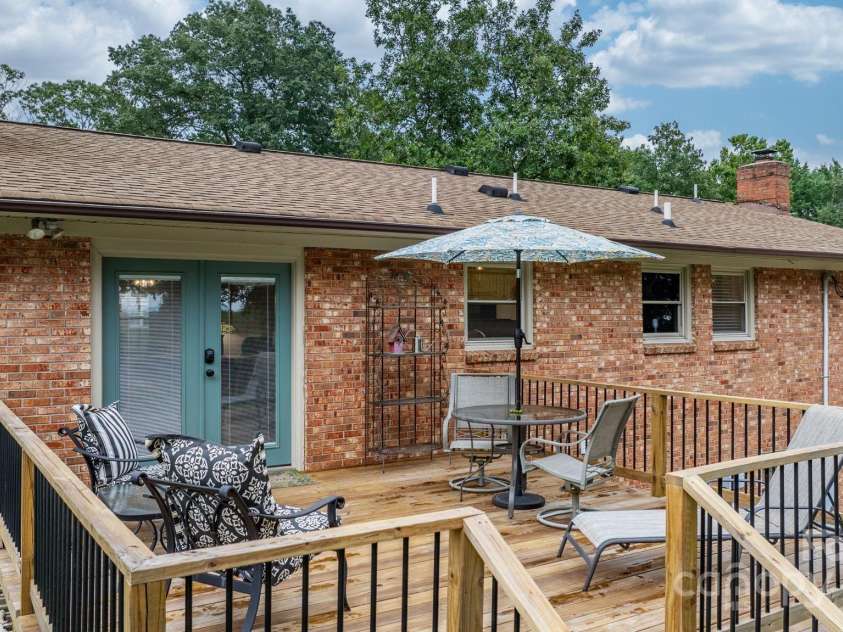 848 7th Street, Hickory, NC 28602.  MLS# CAR4293989, YatesRealty ID 33759. 