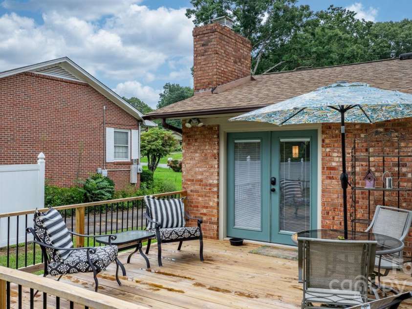 848 7th Street, Hickory, NC 28602.  MLS# CAR4293989, YatesRealty ID 33759. 
