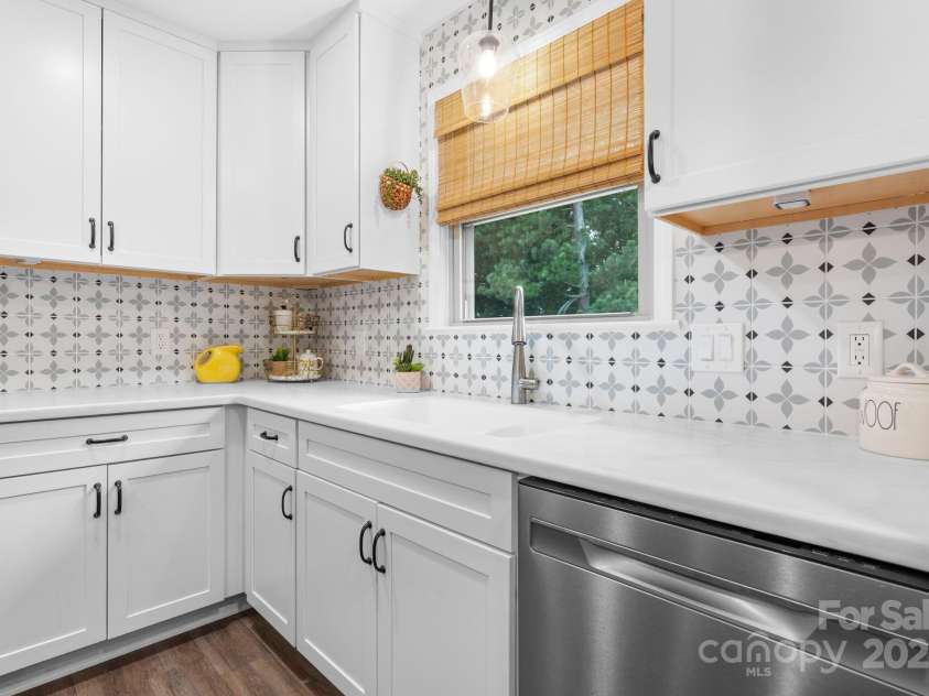 848 7th Street, Hickory, NC 28602.  MLS# CAR4293989, YatesRealty ID 33759. 