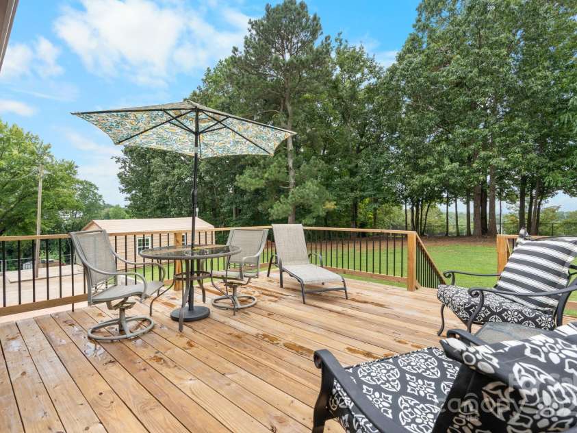 848 7th Street, Hickory, NC 28602.  MLS# CAR4293989, YatesRealty ID 33759. 