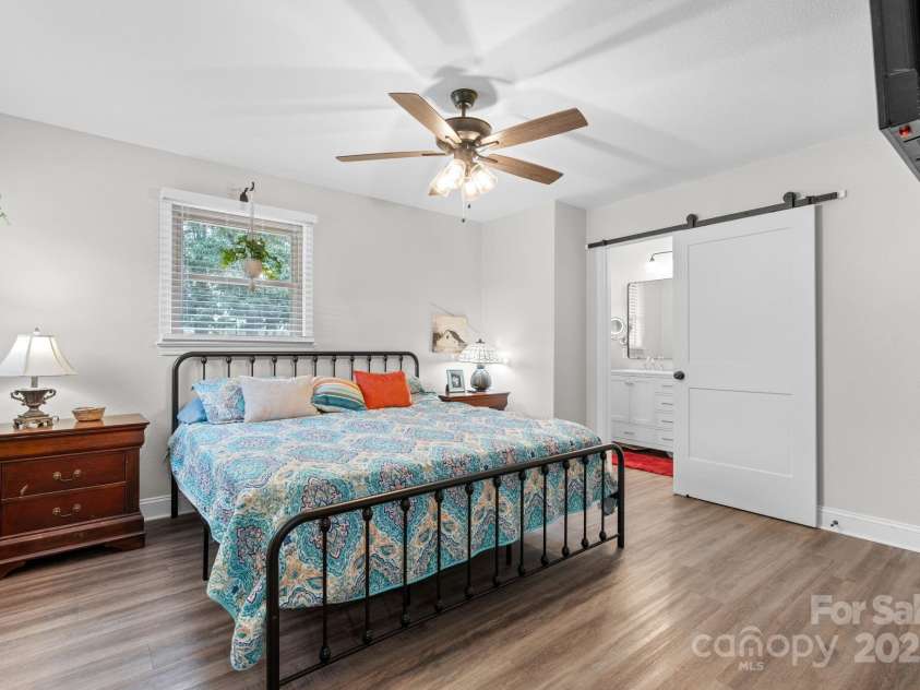 848 7th Street, Hickory, NC 28602.  MLS# CAR4293989, YatesRealty ID 33759. 