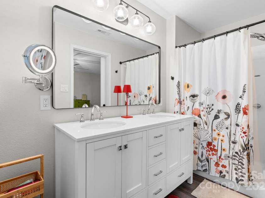 848 7th Street, Hickory, NC 28602.  MLS# CAR4293989, YatesRealty ID 33759. 