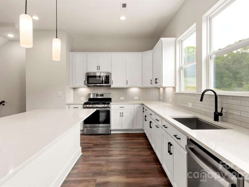 437 Nathaniel Way, Charlotte, NC 28213.  MLS# CAR4183054, YatesRealty ID 3376. Kitchen