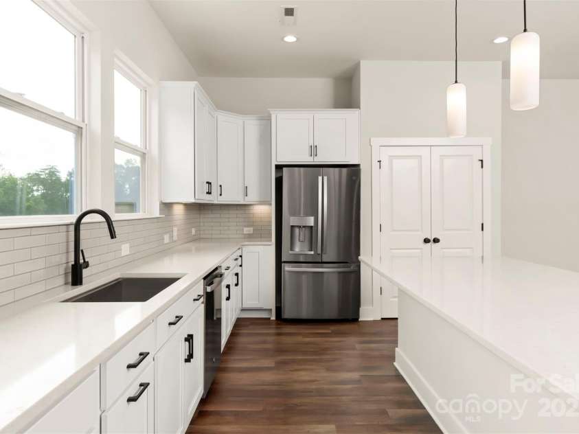 437 Nathaniel Way, Charlotte, NC 28213.  MLS# CAR4183054, YatesRealty ID 3376. Kitchen