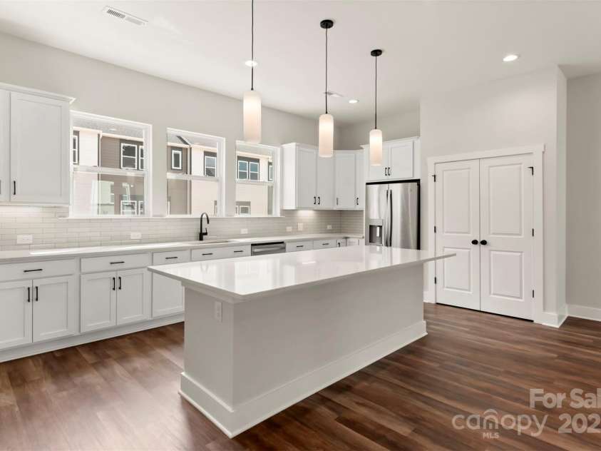 437 Nathaniel Way, Charlotte, NC 28213.  MLS# CAR4183054, YatesRealty ID 3376. Kitchen