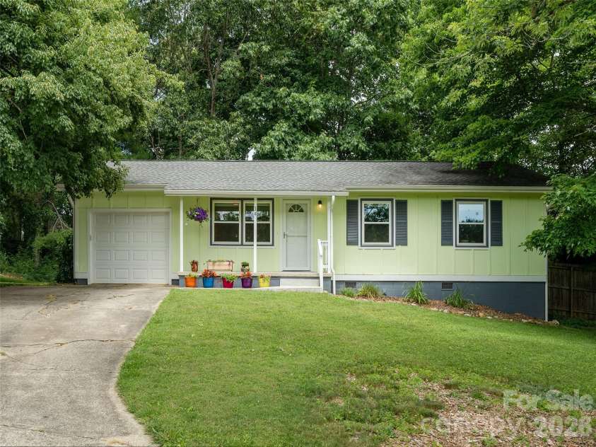 14 Fox Run Place, Fairview, NC 28730.  MLS# CAR4395541, YatesRealty ID 33760. 