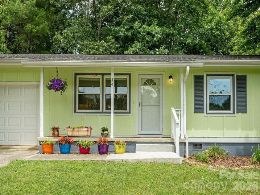 14 Fox Run Place, Fairview, NC 28730.  MLS# CAR4395541, YatesRealty ID 33760. 
