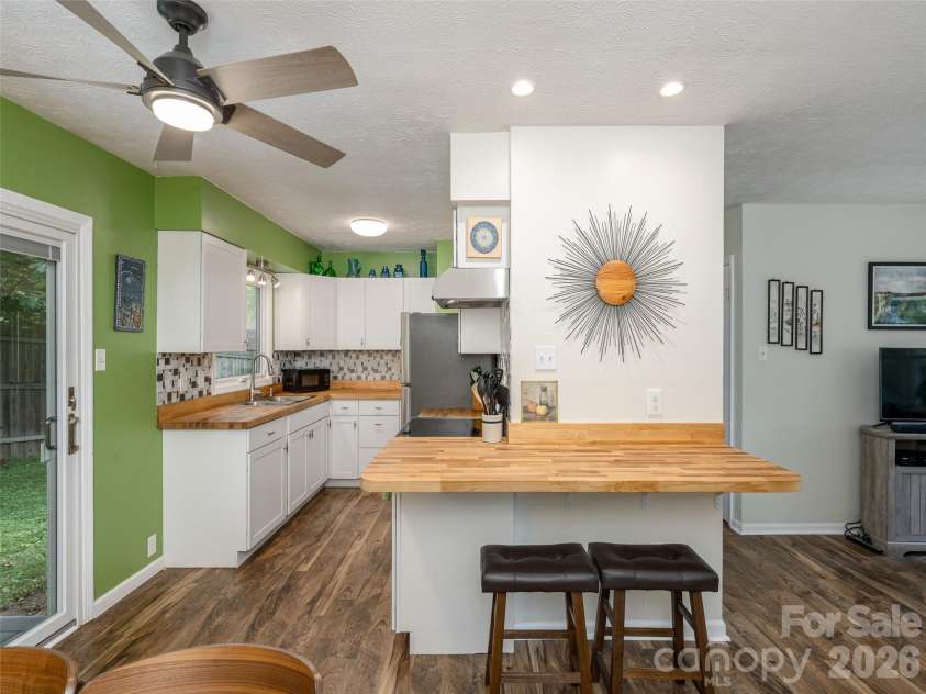 14 Fox Run Place, Fairview, NC 28730.  MLS# CAR4395541, YatesRealty ID 33760. 