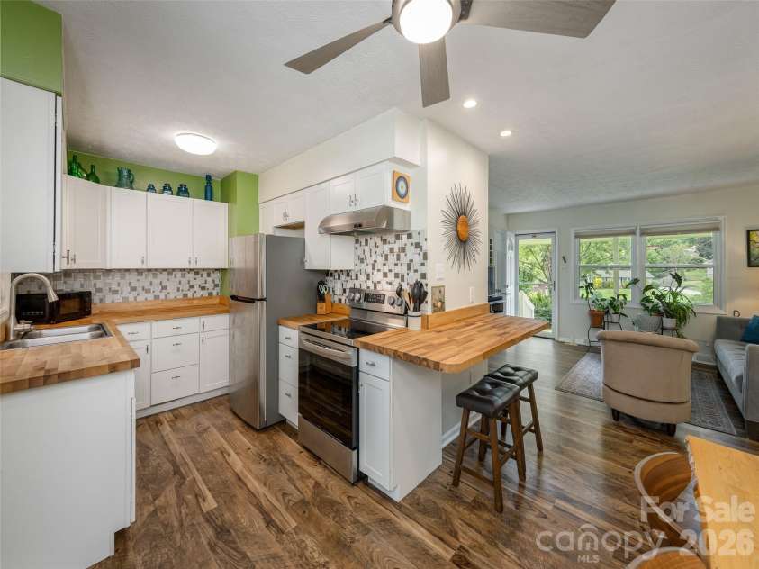 14 Fox Run Place, Fairview, NC 28730.  MLS# CAR4395541, YatesRealty ID 33760. 