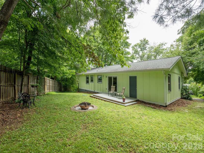 14 Fox Run Place, Fairview, NC 28730.  MLS# CAR4395541, YatesRealty ID 33760. 