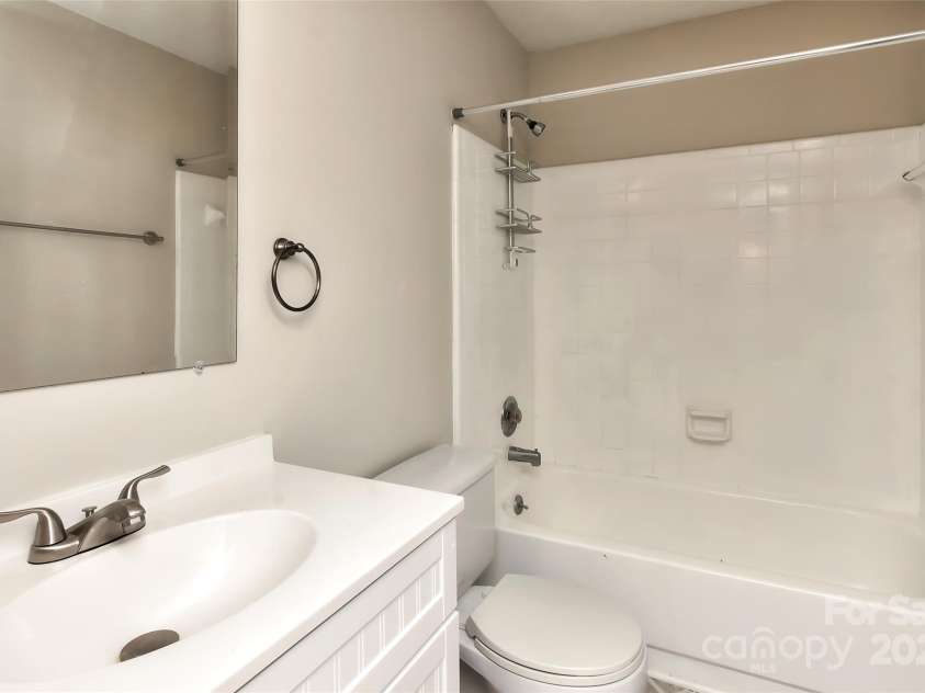 6500 Clavell Lane, Charlotte, NC 28210.  MLS# CAR4289455, YatesRealty ID 33760. Full bath attached to bedroom 1 with new flooring 2021 & tub/shower combo.