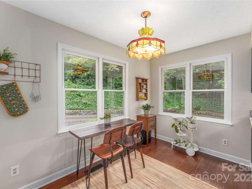 11 Claremont Drive, Flat Rock, NC 28731.  MLS# CAR4289127, YatesRealty ID 33763. Breakfast Nook
