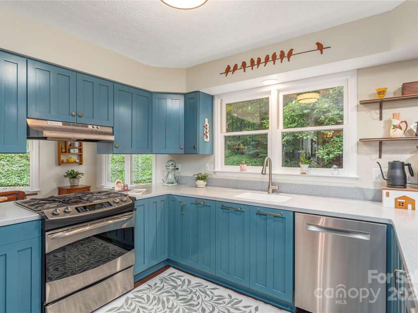 11 Claremont Drive, Flat Rock, NC 28731.  MLS# CAR4289127, YatesRealty ID 33763. Built-In Appliances