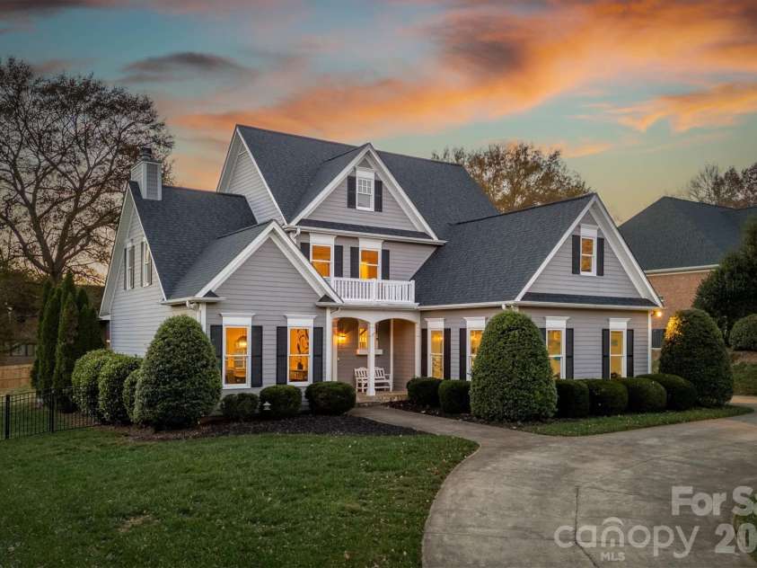 1019 10th Street Lane, Hickory, NC 28601.  MLS# CAR4380969, YatesRealty ID 33764. 