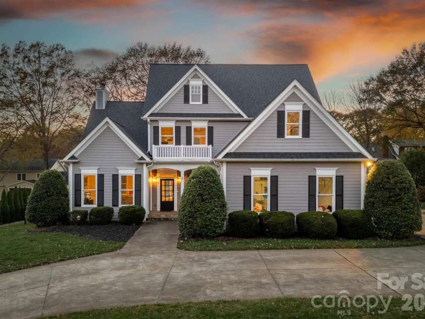 1019 10th Street Lane, Hickory, NC 28601.  MLS# CAR4380969, YatesRealty ID 33764. 