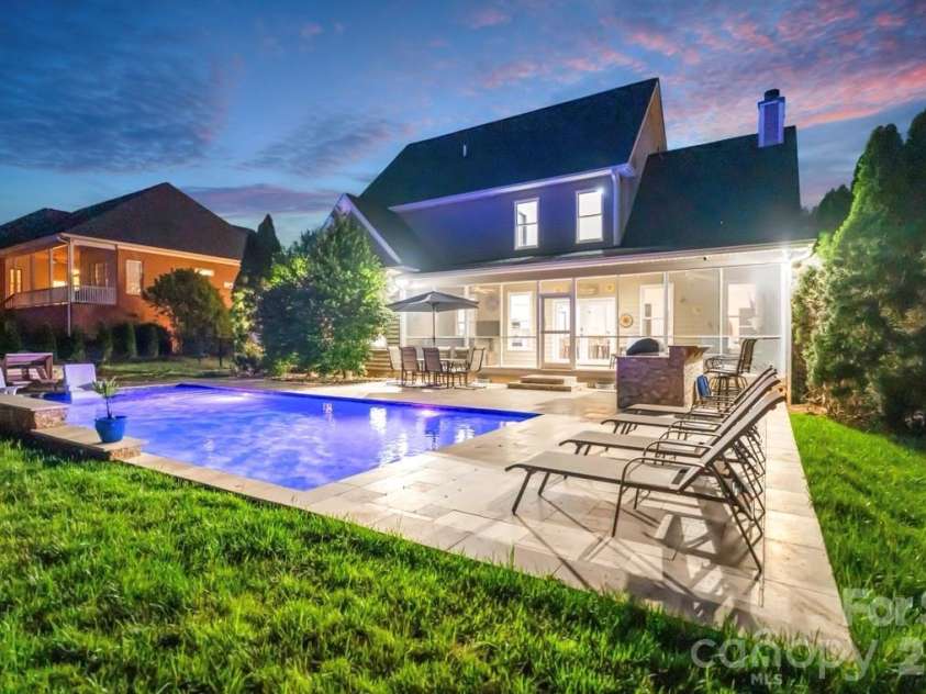 1019 10th Street Lane, Hickory, NC 28601.  MLS# CAR4380969, YatesRealty ID 33764. 