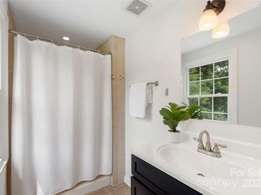 5919 Carpenter Drive, Charlotte, NC 28226.  MLS# CAR4294073, YatesRealty ID 33764. 