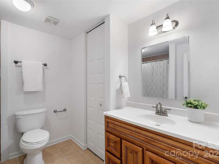 5919 Carpenter Drive, Charlotte, NC 28226.  MLS# CAR4294073, YatesRealty ID 33764. 