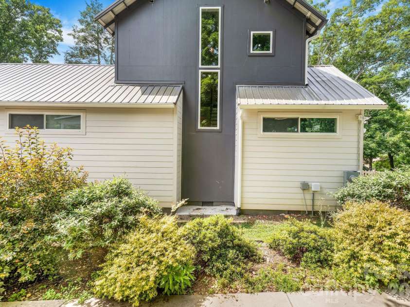 192 Virginia Avenue, Asheville, NC 28806.  MLS# CAR4358416, YatesRealty ID 33768. 