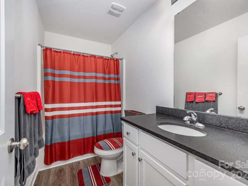 415 Pinecroft Lane, Spencer, NC 28159.  MLS# CAR4289914, YatesRealty ID 33769. Hall Bath