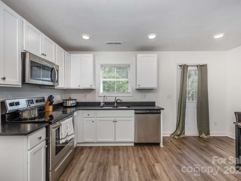 415 Pinecroft Lane, Spencer, NC 28159.  MLS# CAR4289914, YatesRealty ID 33769. Kitchen