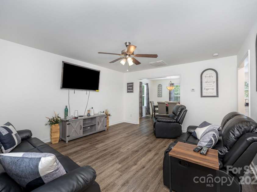 415 Pinecroft Lane, Spencer, NC 28159.  MLS# CAR4289914, YatesRealty ID 33769. Living Room