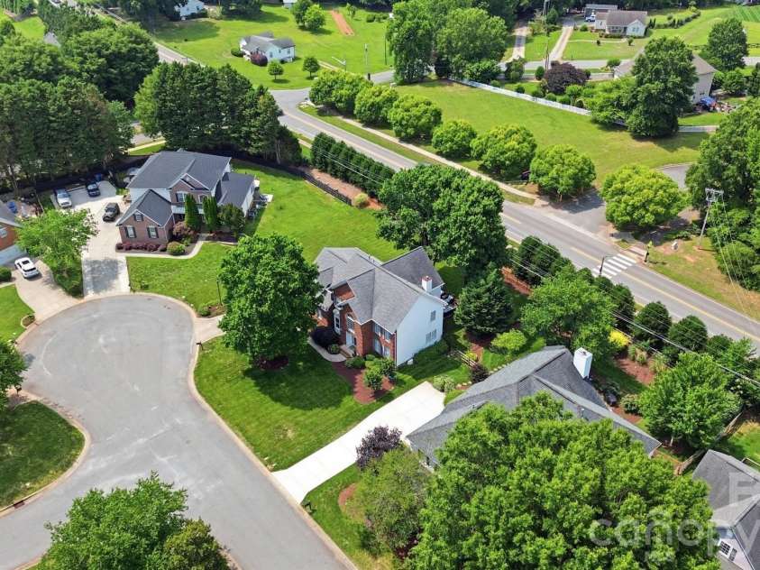 21415 John Pines Drive, Cornelius, NC 28031.  MLS# CAR4388502, YatesRealty ID 33770. 