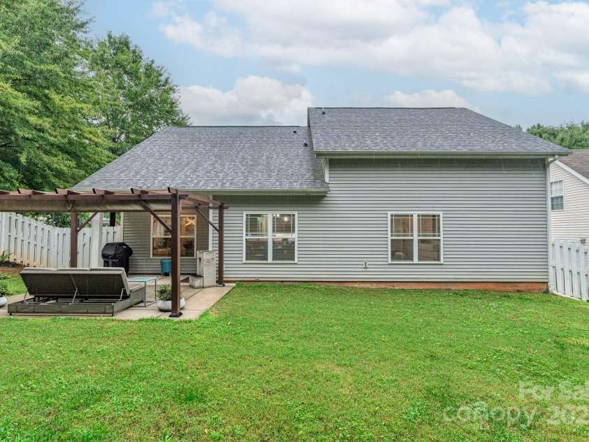 6402 Colonial Garden Drive, Huntersville, NC 28078.  MLS# CAR4291074, YatesRealty ID 33770. A great, private, flat lot.