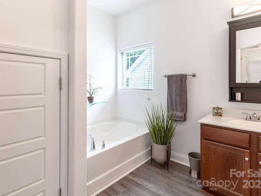 6402 Colonial Garden Drive, Huntersville, NC 28078.  MLS# CAR4291074, YatesRealty ID 33770. Garden tub with a window for natural light.