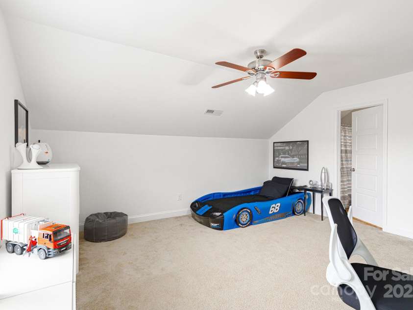 6402 Colonial Garden Drive, Huntersville, NC 28078.  MLS# CAR4291074, YatesRealty ID 33770. Massive upstairs bedroom/bonus with en-suite bath and walk-in closet.