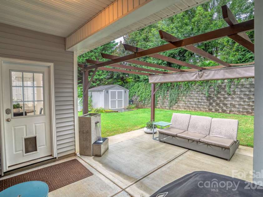 6402 Colonial Garden Drive, Huntersville, NC 28078.  MLS# CAR4291074, YatesRealty ID 33770. Private backyard with extended patio and pergola.
