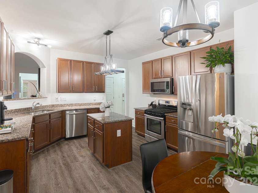 6402 Colonial Garden Drive, Huntersville, NC 28078.  MLS# CAR4291074, YatesRealty ID 33770. Stainless appliances, gas range and granite countertops.