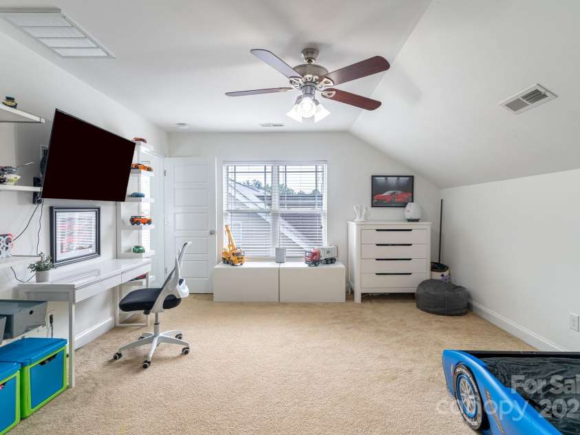 6402 Colonial Garden Drive, Huntersville, NC 28078.  MLS# CAR4291074, YatesRealty ID 33770. Such a great room!