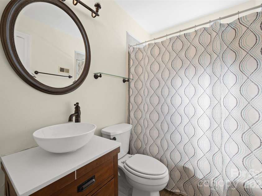 216 Sylvania Avenue, Charlotte, NC 28206.  MLS# CAR4292967, YatesRealty ID 33771. Bathroom - 216 Sylvania Ave