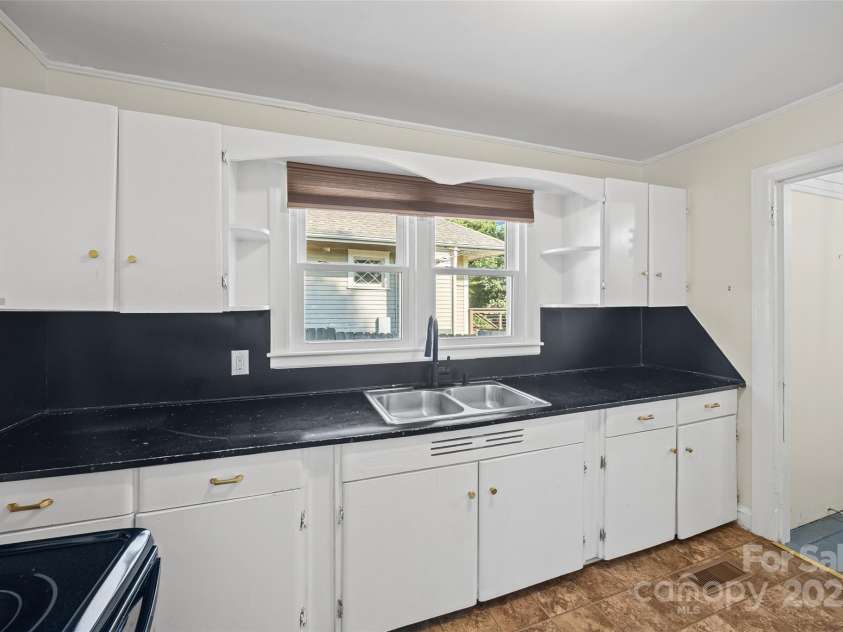 216 Sylvania Avenue, Charlotte, NC 28206.  MLS# CAR4292967, YatesRealty ID 33771. Kitchen - 216 Sylvania Ave