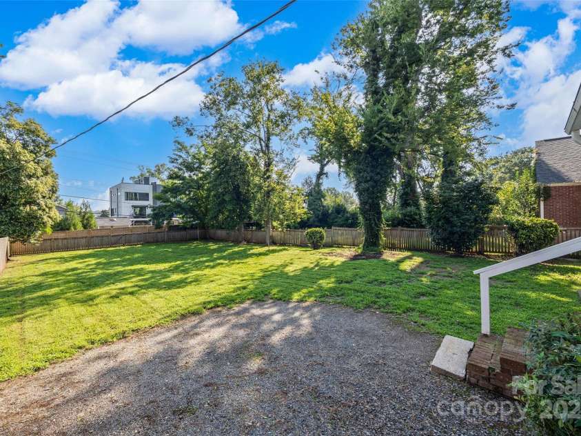 216 Sylvania Avenue, Charlotte, NC 28206.  MLS# CAR4292967, YatesRealty ID 33771. Large Spacious Yard