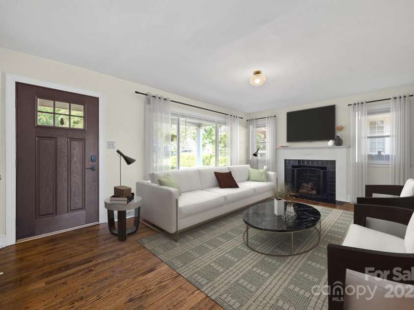 216 Sylvania Avenue, Charlotte, NC 28206.  MLS# CAR4292967, YatesRealty ID 33771. Living Room - 216 Sylvania Ave