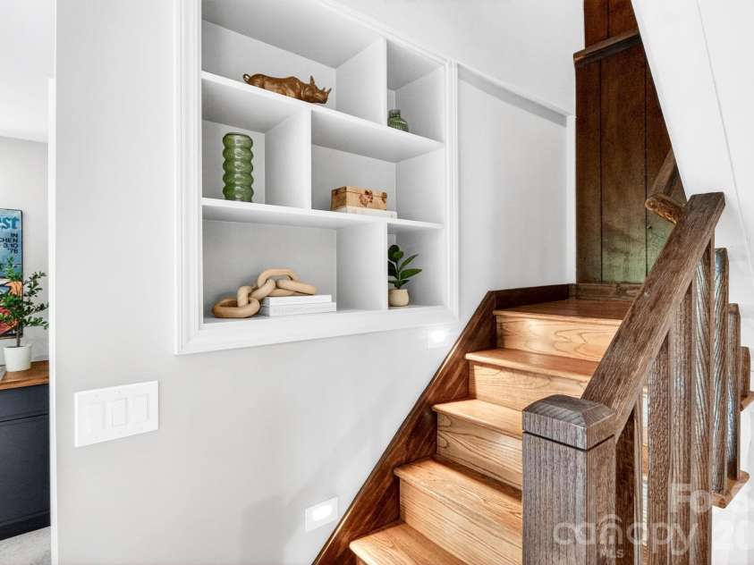 4 Baird Lane, Asheville, NC 28804.  MLS# CAR4380981, YatesRealty ID 33771. 