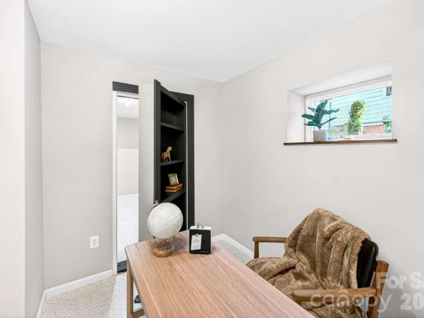 4 Baird Lane, Asheville, NC 28804.  MLS# CAR4380981, YatesRealty ID 33771. 