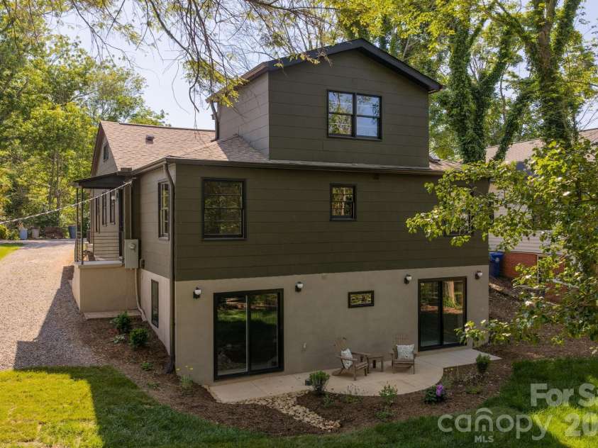 4 Baird Lane, Asheville, NC 28804.  MLS# CAR4380981, YatesRealty ID 33771. 