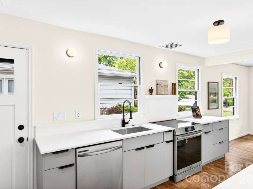 4 Baird Lane, Asheville, NC 28804.  MLS# CAR4380981, YatesRealty ID 33771. Functional Design
