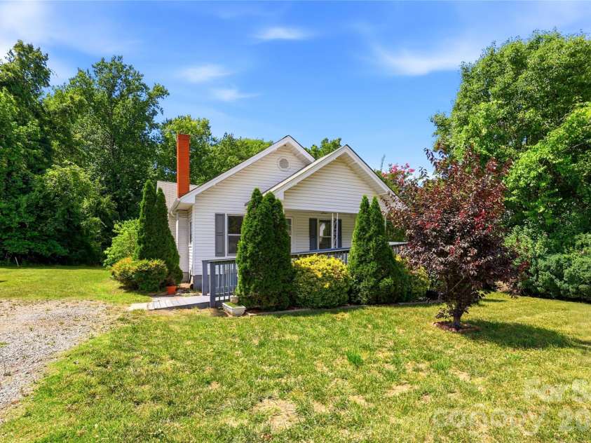 1013 7th Street, Hickory, NC 28601.  MLS# CAR4396981, YatesRealty ID 33773. 