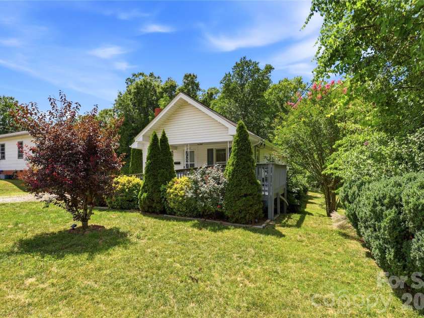 1013 7th Street, Hickory, NC 28601.  MLS# CAR4396981, YatesRealty ID 33773. 