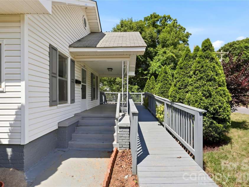 1013 7th Street, Hickory, NC 28601.  MLS# CAR4396981, YatesRealty ID 33773. 