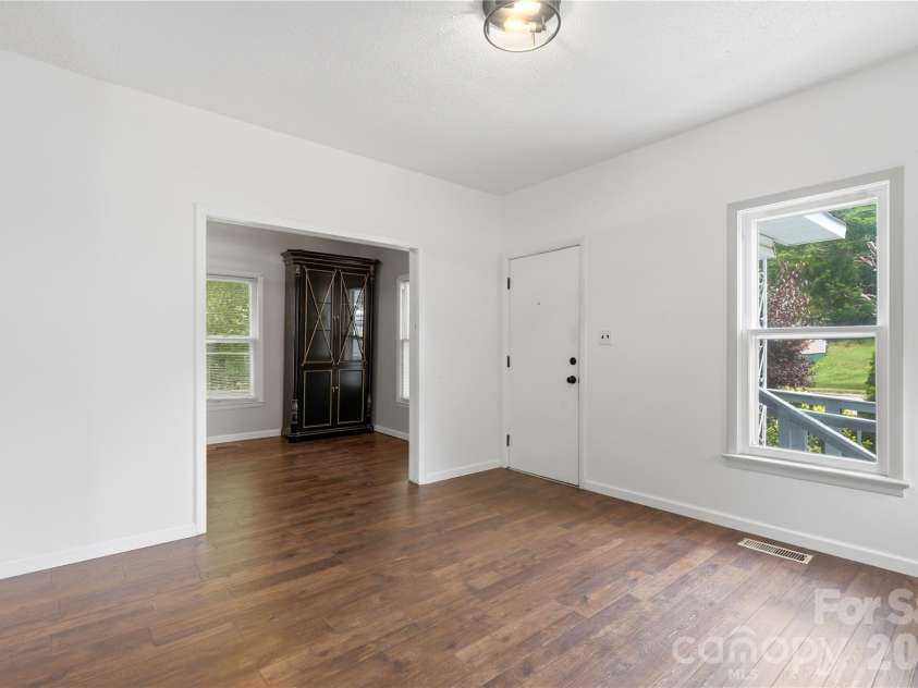 1013 7th Street, Hickory, NC 28601.  MLS# CAR4396981, YatesRealty ID 33773. 