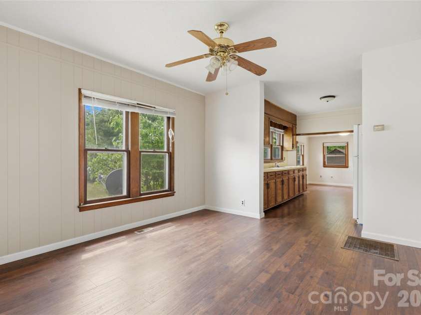 1013 7th Street, Hickory, NC 28601.  MLS# CAR4396981, YatesRealty ID 33773. 