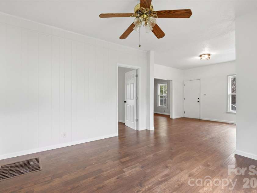 1013 7th Street, Hickory, NC 28601.  MLS# CAR4396981, YatesRealty ID 33773. 